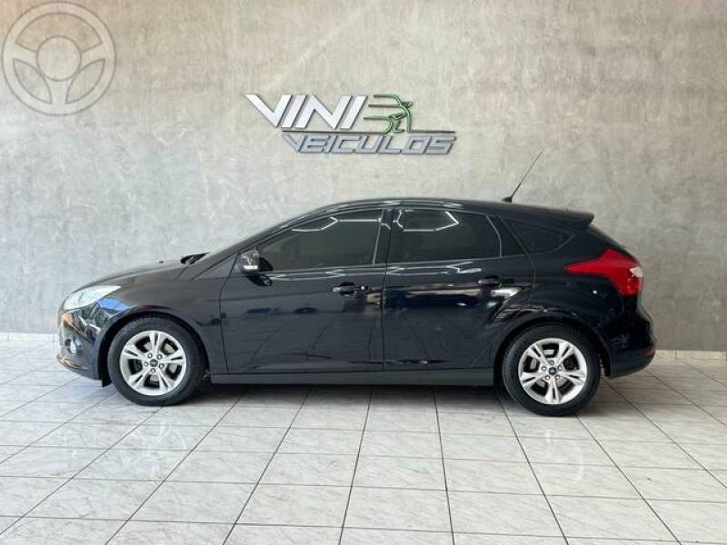 FORD - FOCUS 1.6 SE FLEX HATCH - 2013/2014 - PRETA - R$ 47.900,00