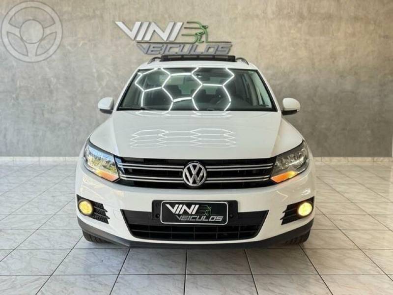 VOLKSWAGEN - TIGUAN 1.4 TSI - 2016/2017 - BRANCA - R$ 89.900,00