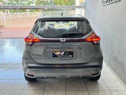 NISSAN - KICKS ADVANCE 1.6 FLEX - 2021/2022 - CINZA - R$ 99.900,00