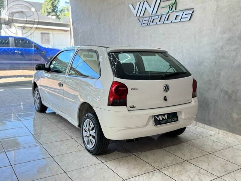 VOLKSWAGEN - GOL G4 1.0 TREND - 2013/2014 - BRANCA - R$ 23.990,00