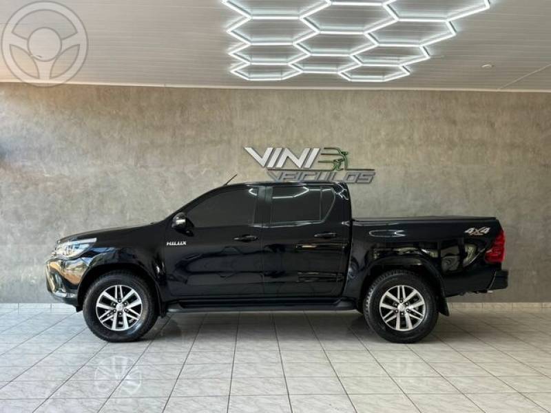 TOYOTA - HILUX SRX 2.8 4X4 TDI - 2017/2017 - PRETA - R$ 189.900,00