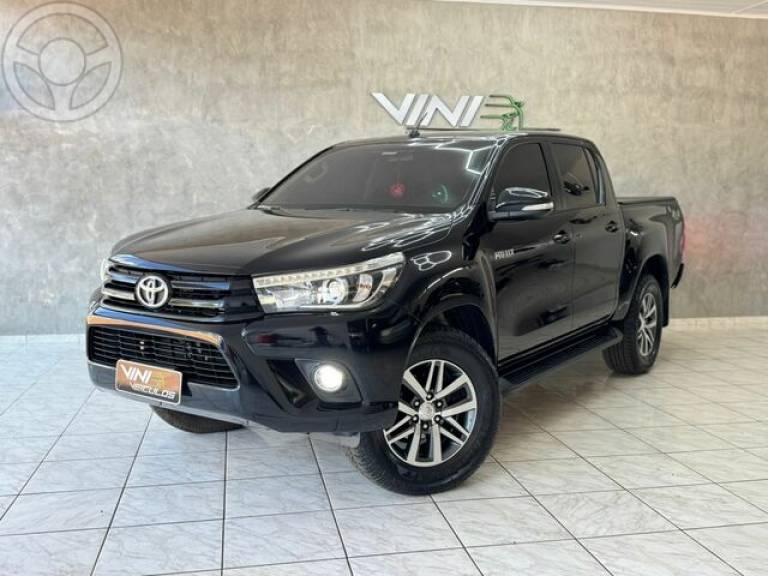 TOYOTA - HILUX SRX 2.8 4X4 TDI - 2017/2017 - PRETA - R$ 189.900,00