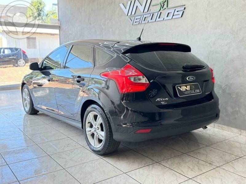 FORD - FOCUS 1.6 SE FLEX HATCH - 2013/2014 - PRETA - R$ 47.900,00