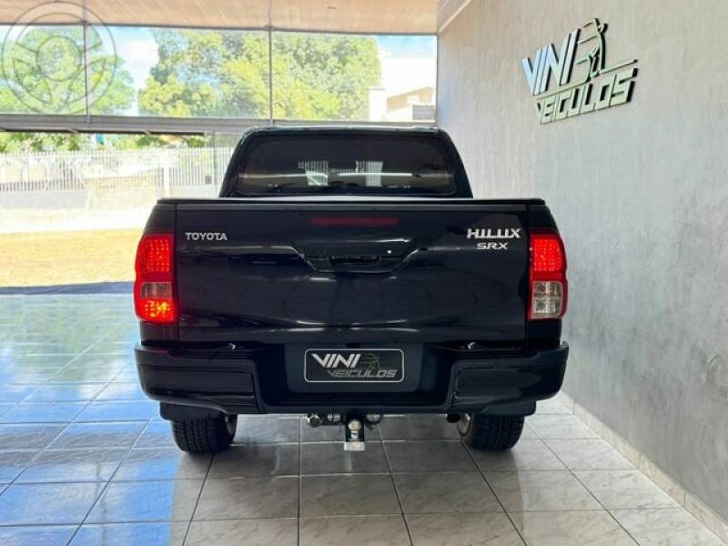 TOYOTA - HILUX SRX 2.8 4X4 TDI - 2017/2017 - PRETA - R$ 189.900,00