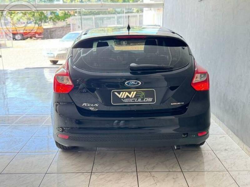 FORD - FOCUS 1.6 SE FLEX HATCH - 2013/2014 - PRETA - R$ 47.900,00